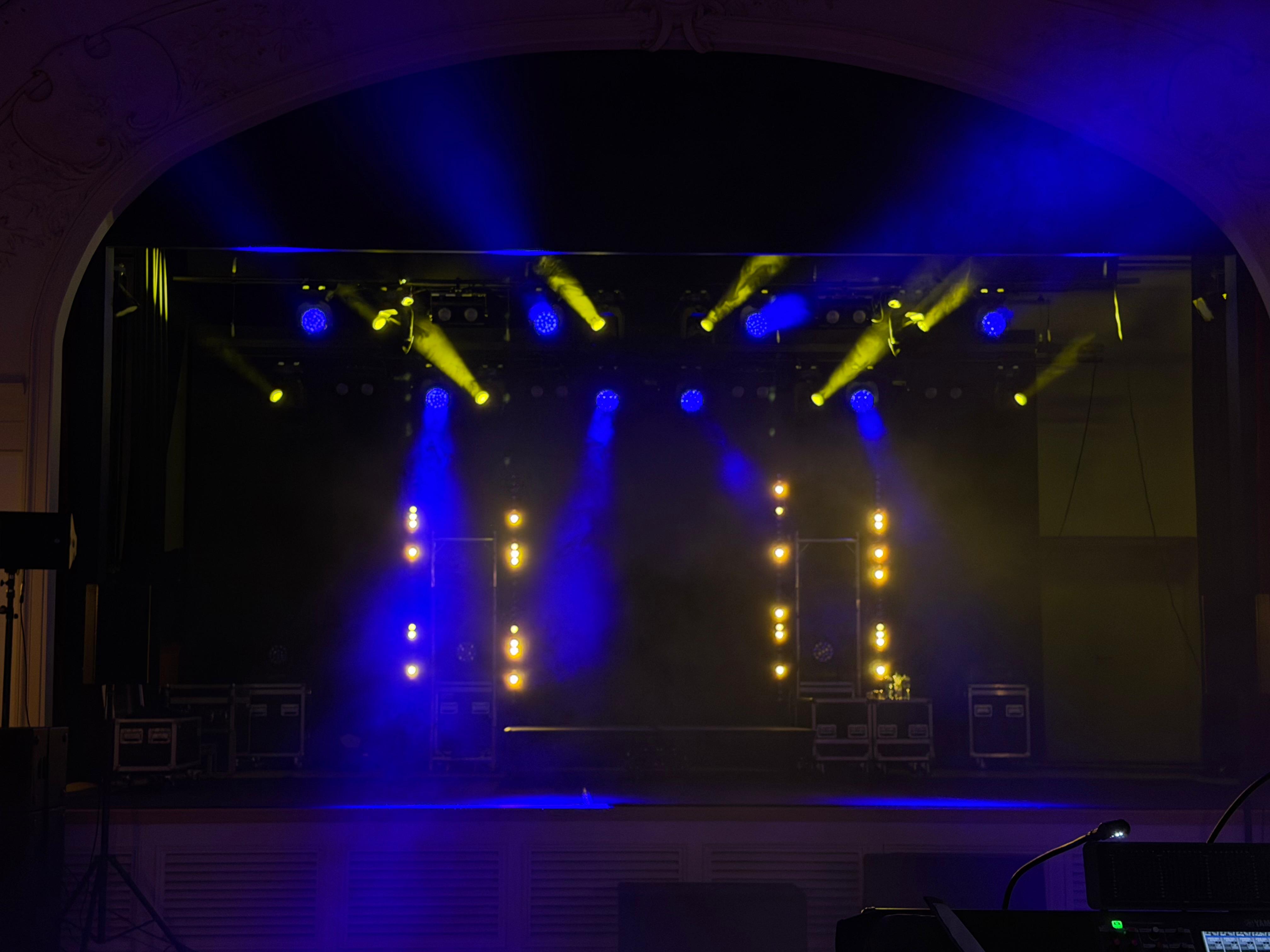 Konzert-Lichtshow in Blau und Gelb