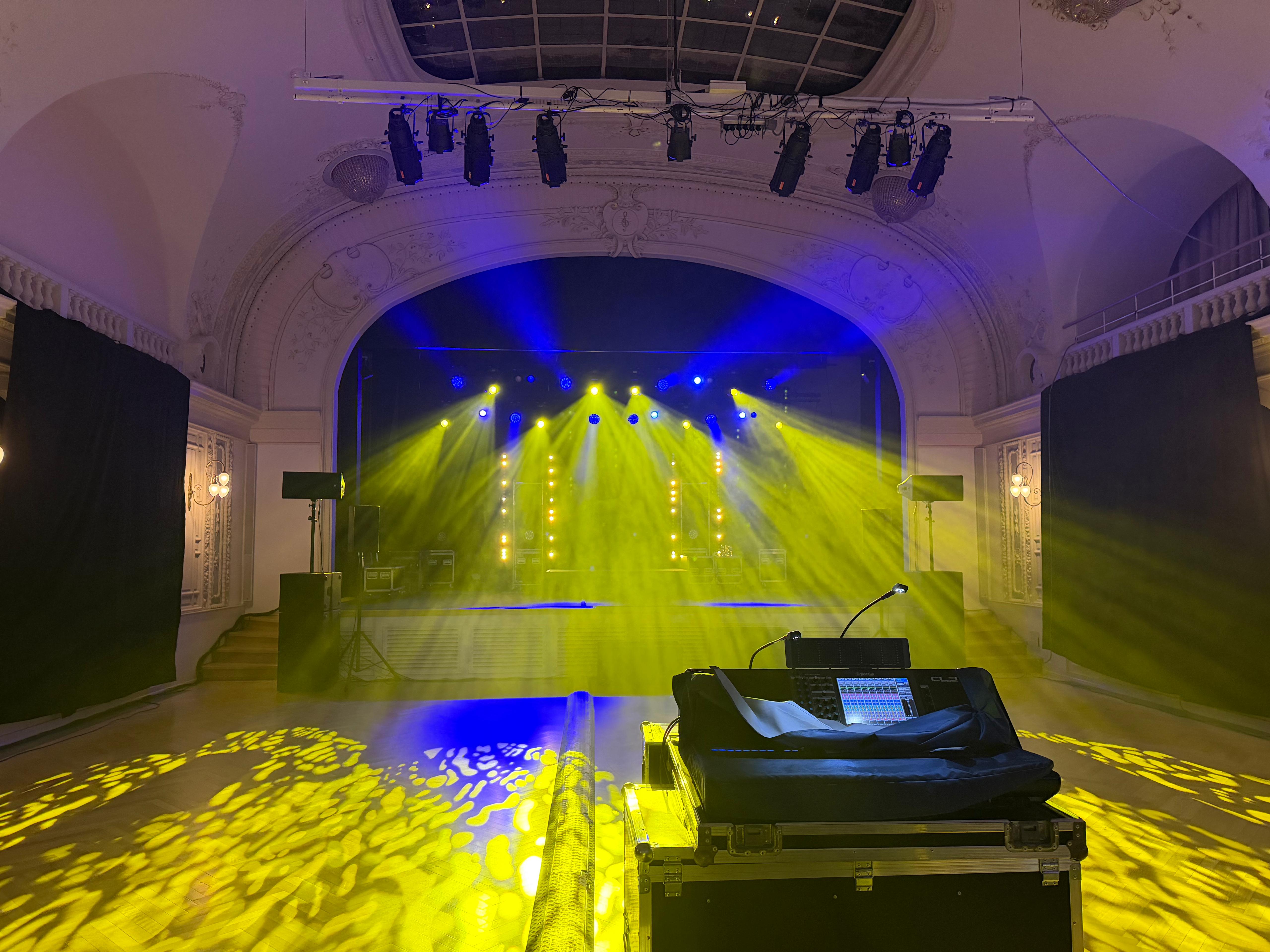 Bühne mit Moving Heads in Blau